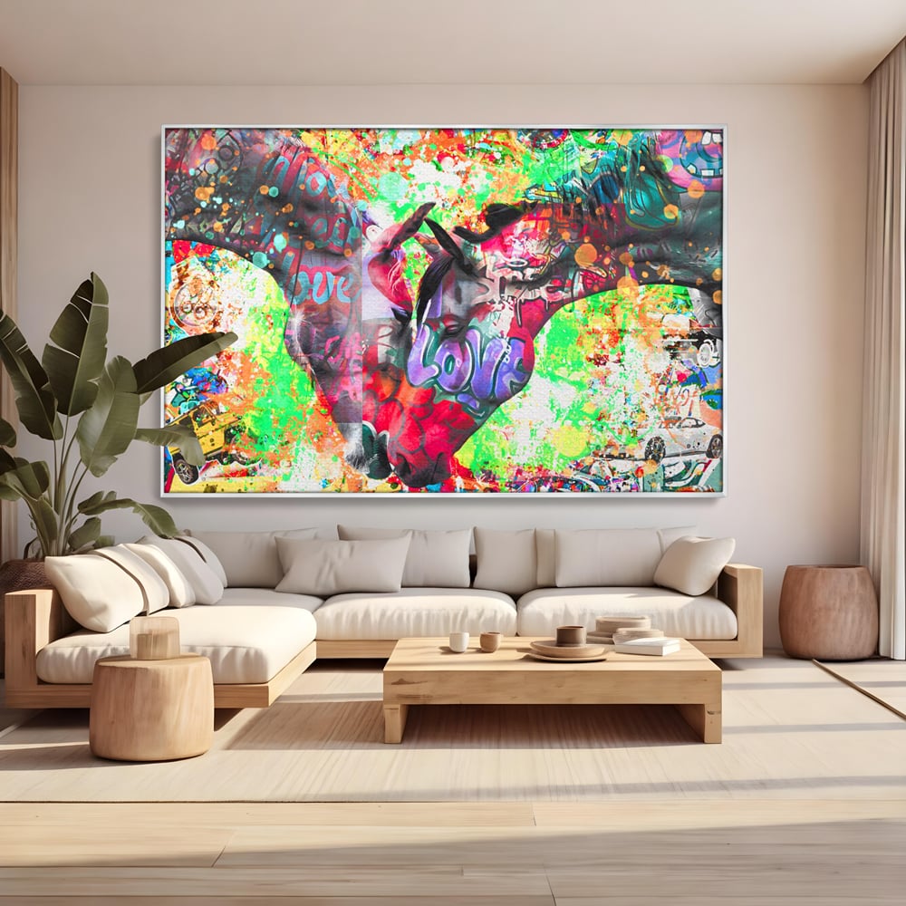 Tablou canvas cu tablou canvas cu doi cai si graffiti colorat, in rama de aluminiu argintiu, pe perete intr-un living